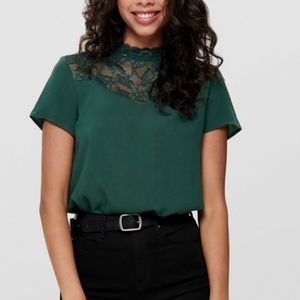 NEW Short sleeve top with lace